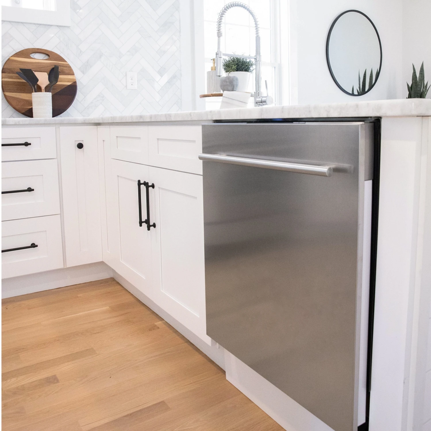 ZLINE 24 In. Top Control Dishwasher 120-Volt With Stainless Steel Tub And Traditional Style Handle 19 ZLINE 24 In. Top Control Dishwasher 120-Volt With Stainless Steel Tub And Traditional Style Handle - Image 17