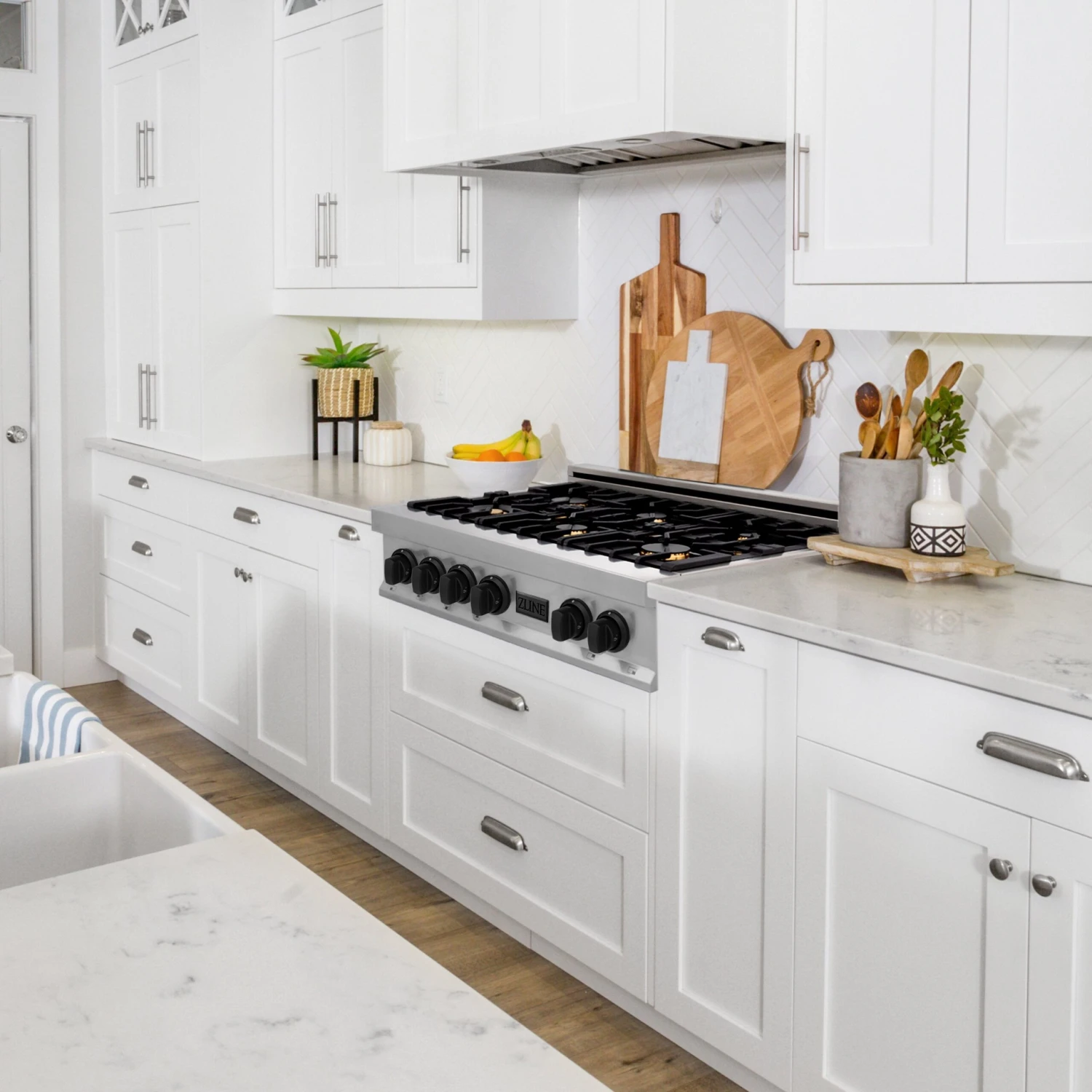 ZLINE Autograph Edition 30" Porcelain Rangetop With 4 Gas Burners In Stainless Steel And Matte Black Accents (RTZ-30-MB) 11 ZLINE Autograph Edition 30" Porcelain Rangetop With 4 Gas Burners In Stainless Steel And Matte Black Accents (RTZ-30-MB) - Image 9