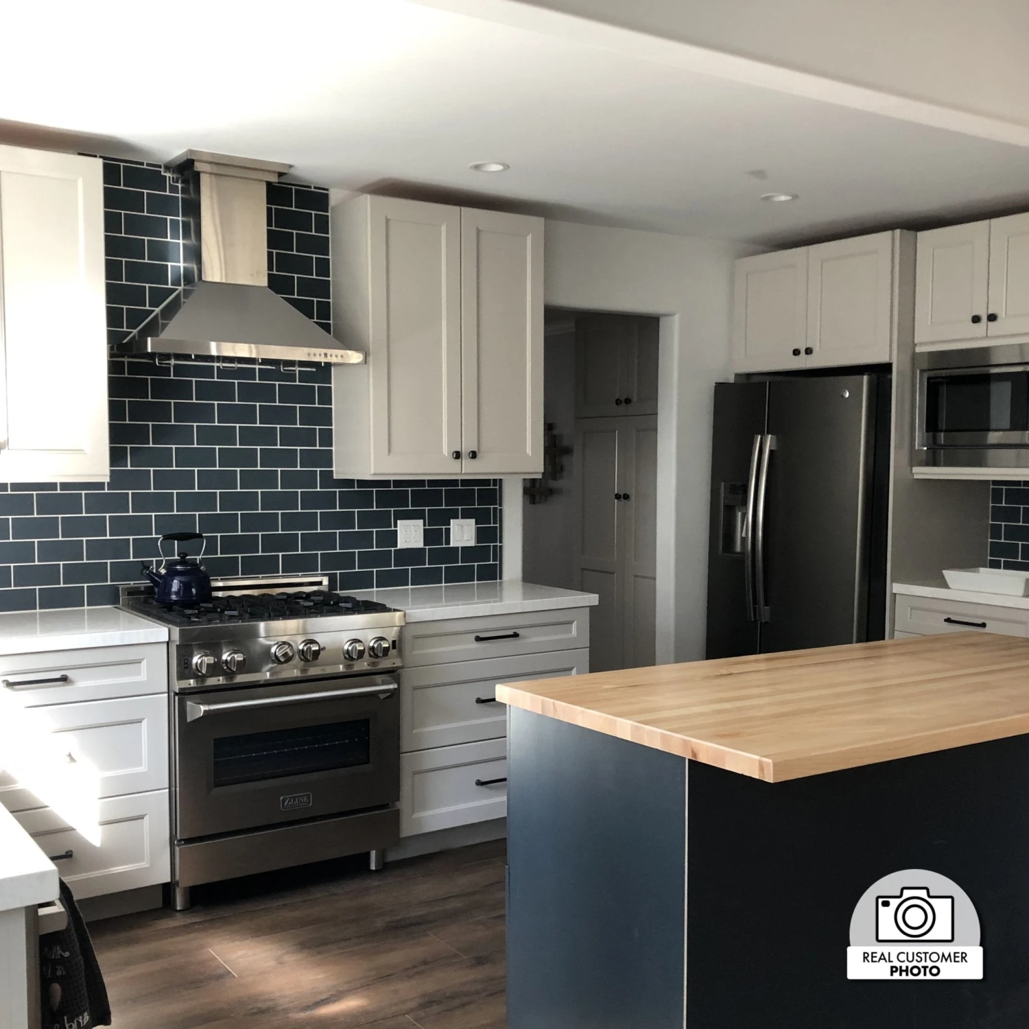 ZLINE Convertible Vent Wall Mount Range Hood In Stainless Steel With Crown Molding (KBCRN) 9 ZLINE Convertible Vent Wall Mount Range Hood In Stainless Steel With Crown Molding (KBCRN) - Image 7